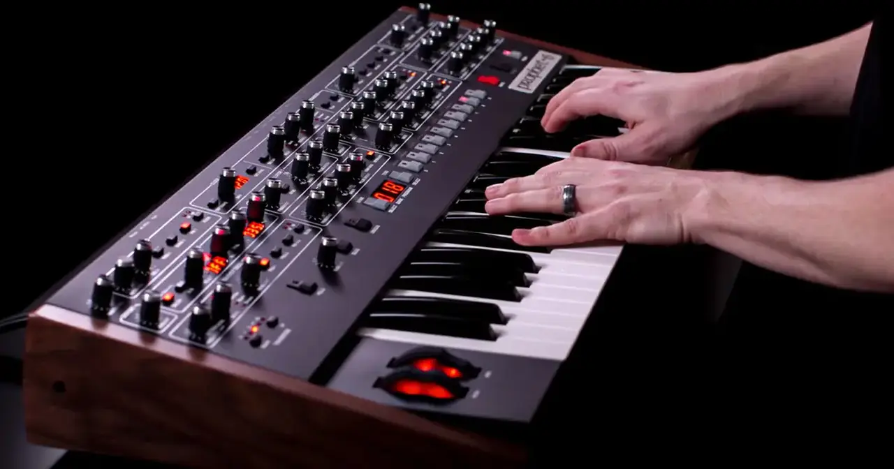 Sequential Prophet 6 è un sintetizzatore polifonico a 6 voci, basato su un motore di sintesi composto da due oscillatori discreti per voce con variazione continua della forma d’onda, sequencer polifonico a 64 step, due effetti audio programmabili e un arp