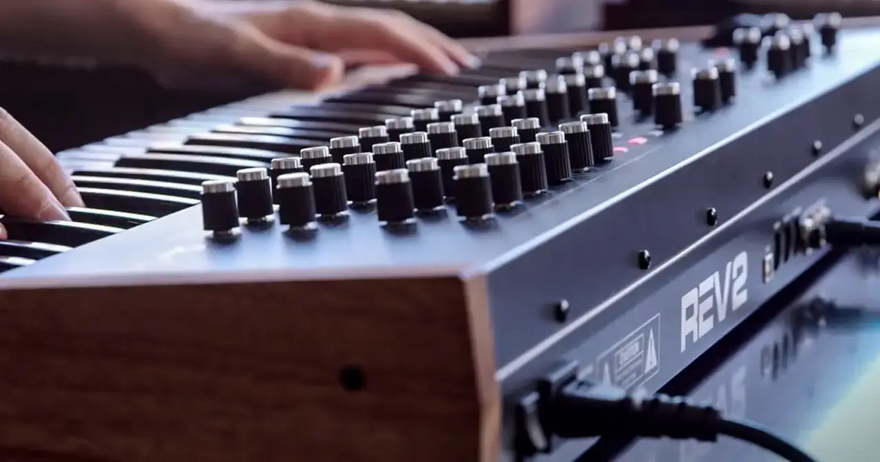 Sequential Prophet Rev 2. Riedizioni a 8 e 16 voci del synth analogico polifonico bi-timbrico a due Layer, con 2 DCO, filtro passa-basso Curtis a 2 e 4 poli, matrice di modulazione, sequencer polifonico ed effetti digitali: uno per ciascun Layer. Distribu