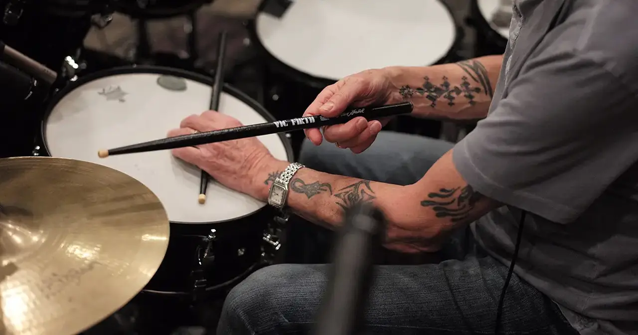 Con Steve Gadd negli anni '80 Vic Firth sperimenta per la prima volta la realizzazione di una bacchetta customizzata per le mani del batterista: da allora questa serie sviluppa bacchette dal tocco veramente personalizzato.