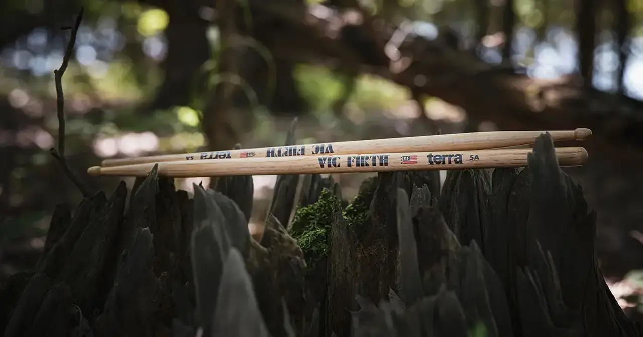 Le bacchette TERRA di Vic Firth hanno un processo di fabbricazione brevettato con venature uniche e pregiate.