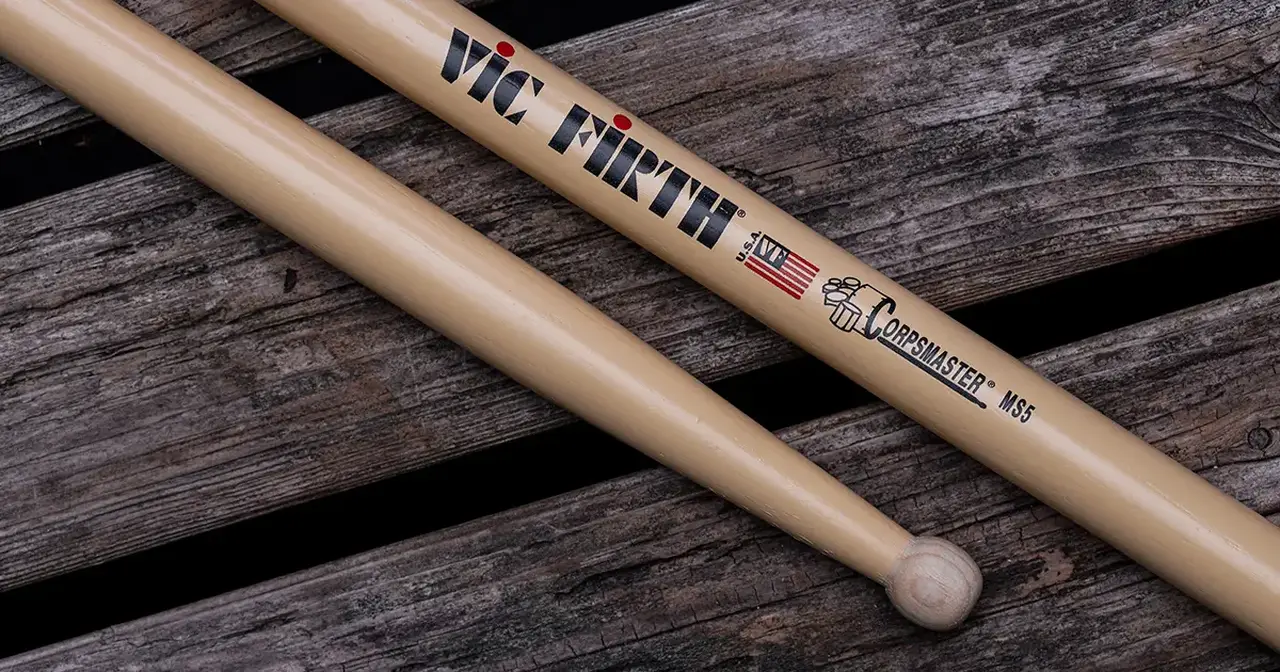 La serie di bacchette per rullante Vic Firth Corpsmarster sono state realizzate in collaborazione con i migliori musicisti al mondo di marching band per soddisfare tutte le loro esigenze sul campo.