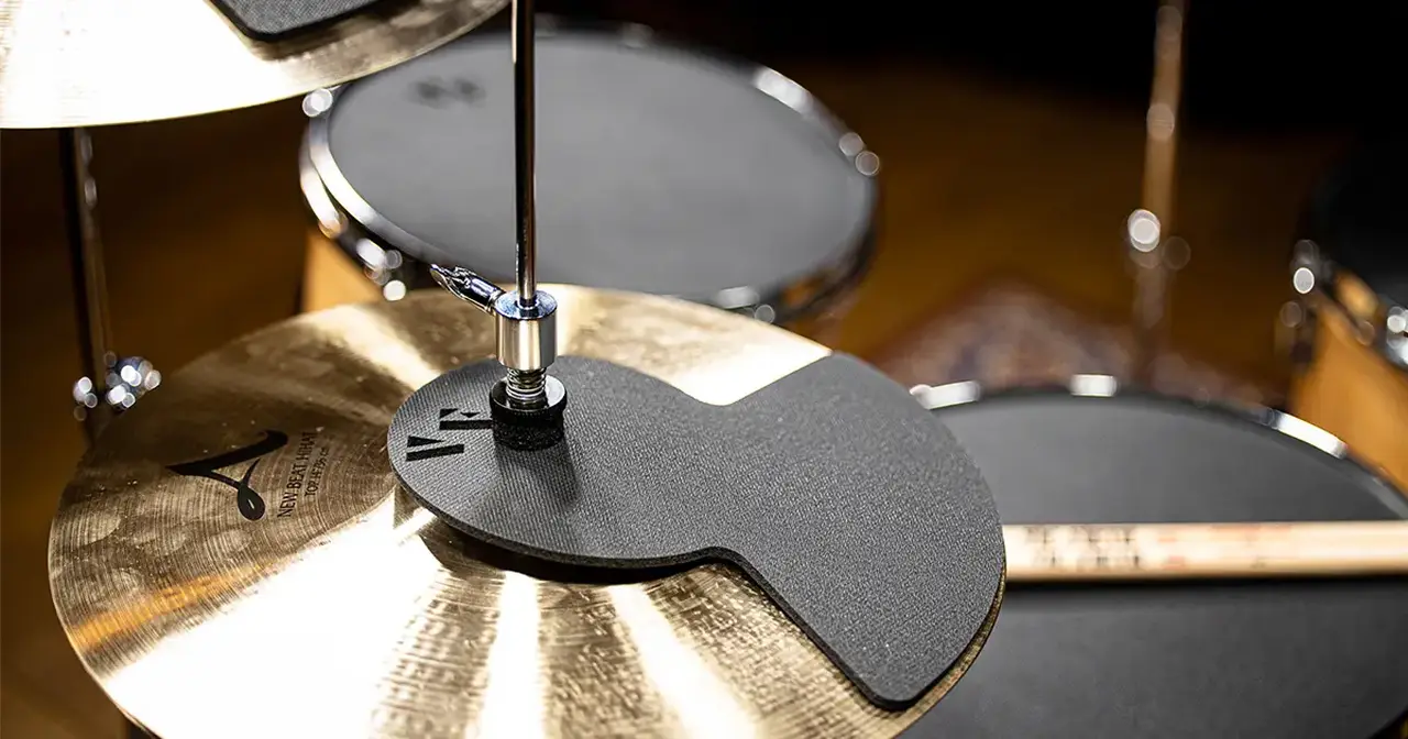 I Drum Mute di Vic Firth possono essere applicati su tutto il tuo drumset per permetterti di esercitarti e allenarti sullo strumento attenuando il volume dei piatti e dei tamburi.