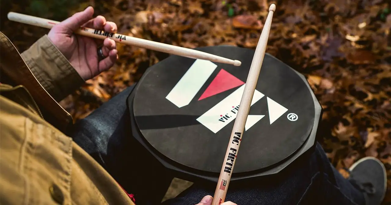 Tutti i batteristi e percussionisti hanno bisogno di esercitarsi e allenarsi anche lontano dagli strumenti. Vic Firth mette a disposizione pad in silicone e in gomma per permetterti di studiare e fare pratica.