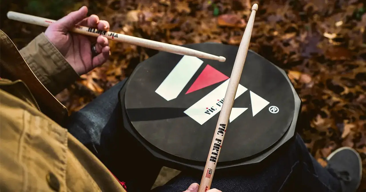 Tutti i batteristi e percussionisti hanno bisogno di esercitarsi e allenarsi anche lontano dagli strumenti. Vic Firth mette a disposizione pad in silicone e in gomma per permetterti di studiare e fare pratica.