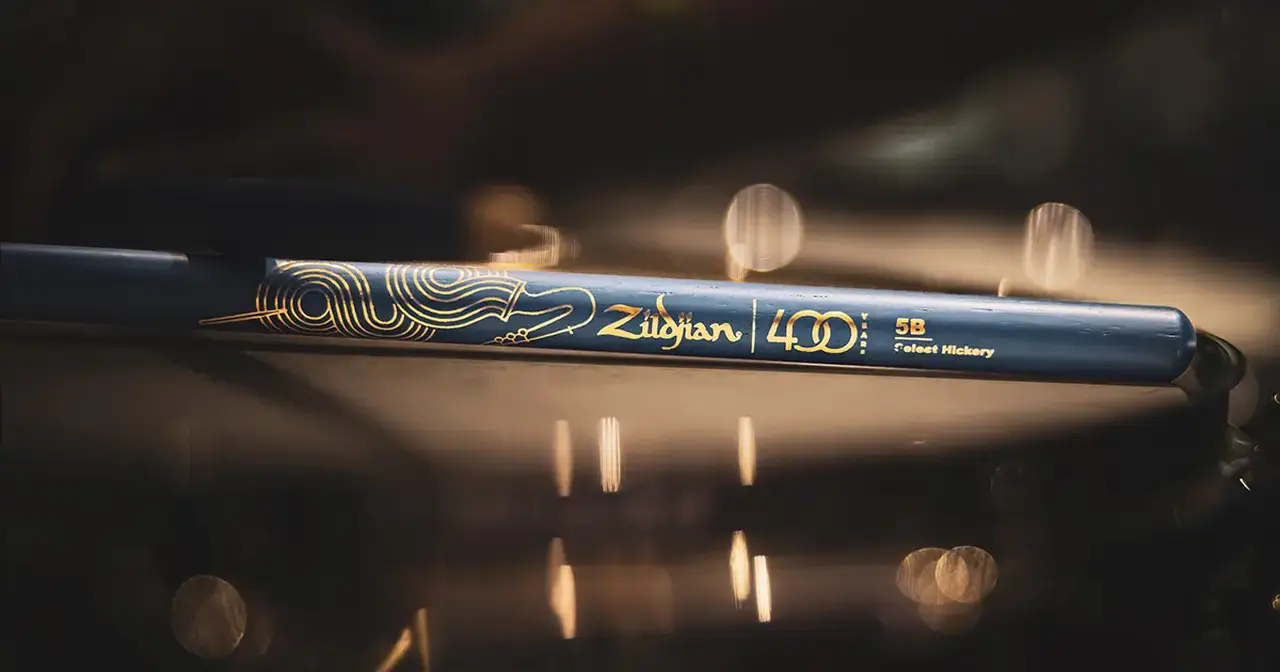 Per il 400th Anniversario Zildjian ha prodotto anche una linea di bacchette esclusive, con diversi temi e colorazioni