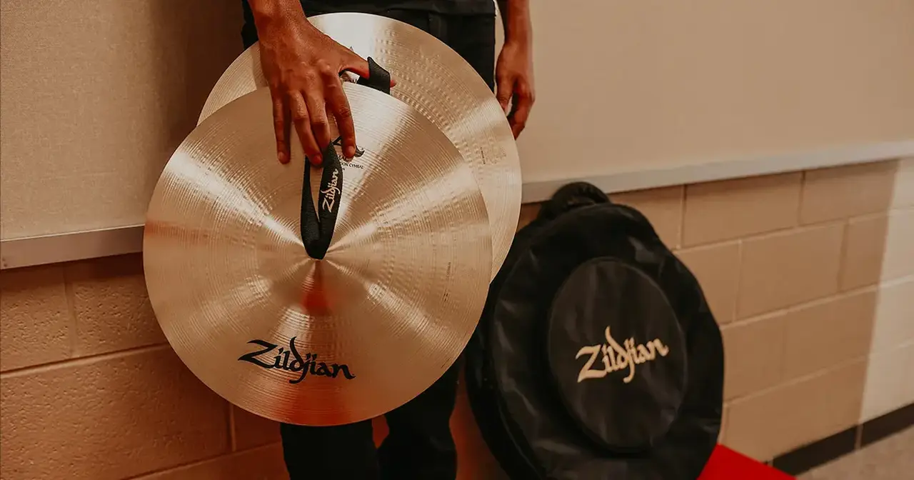 Scegli la tua coppia perfetta o i tuoi piatti sospesi all'interno della vasta gamma di Zildjian Orchestral Cymbals