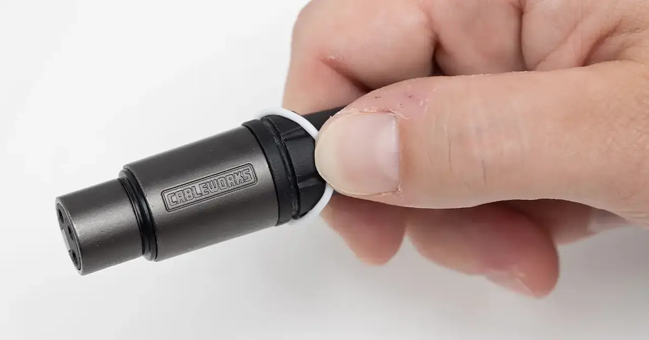 Il sistema TORIColor ID permette, grazie a degli anelli in plastica colorati, di identificare facilmente i cavi senza dover utilizzare etichette o nastri adesivi. Sono inclusi nelle serie Composer e Headliner.