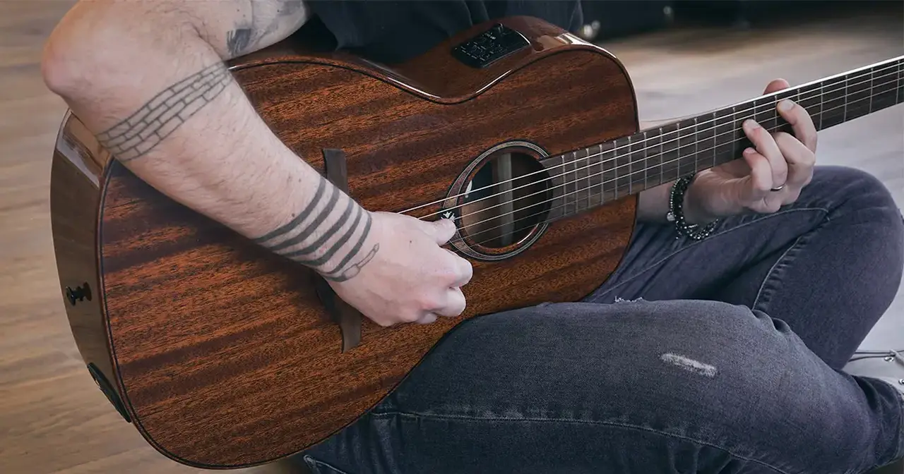 La serie Tramontane 98 propone modelli con corpo realizzato in Mogano Khaya, con una finitura lucida.