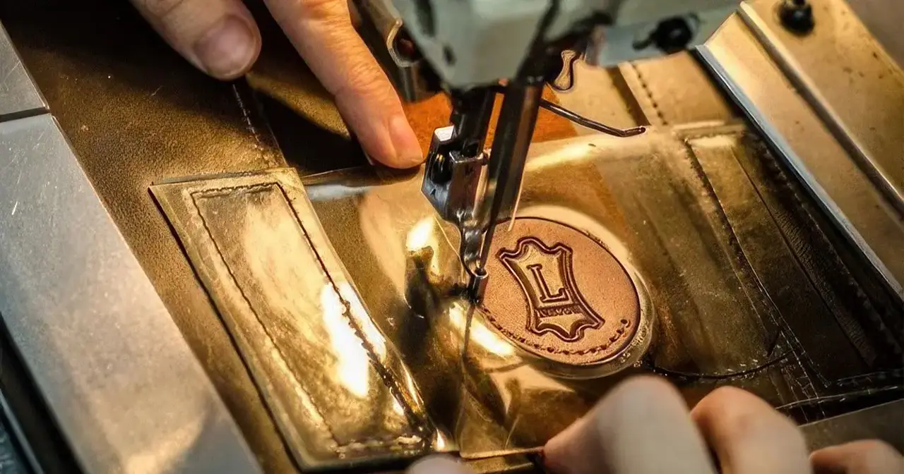 Levy's viene fondata nel 1973 da Dennis Levy's, ispirato dalla passione del fratello per la musica.