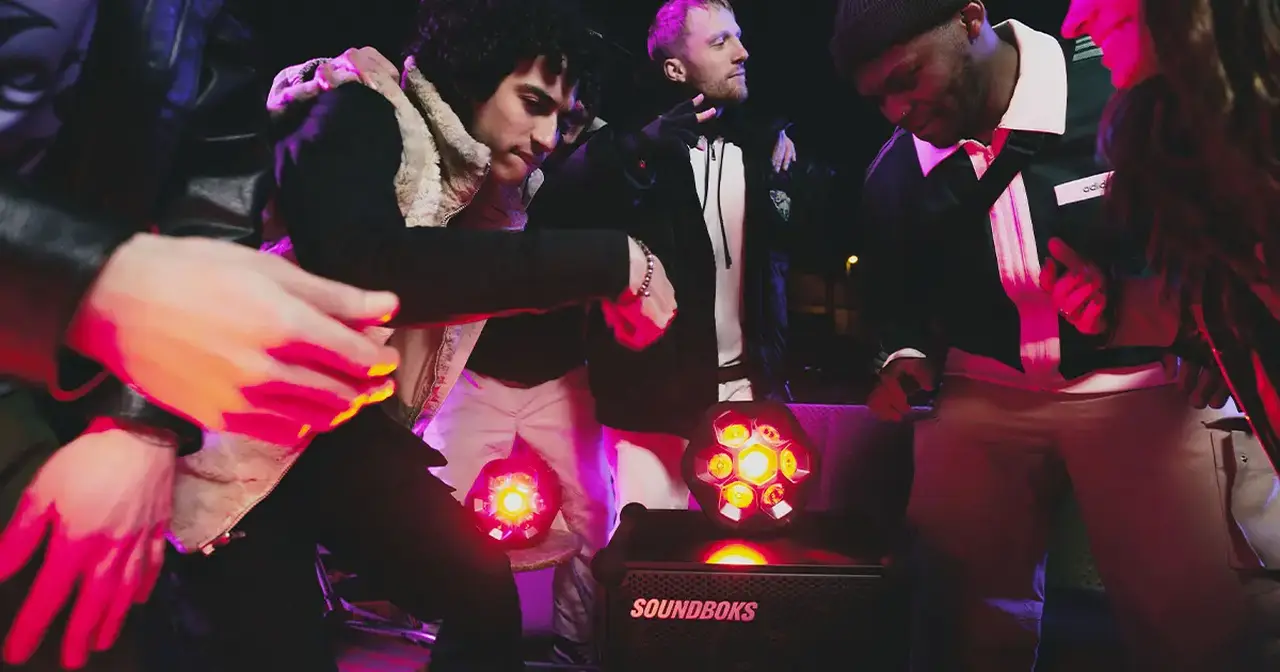 Lightboks è una effetto luci portatile alimentato a batteria con un microfono integrato che gli consente di ascoltare e seguire il tempo della musica riprodotta nell'ambiente circostante.