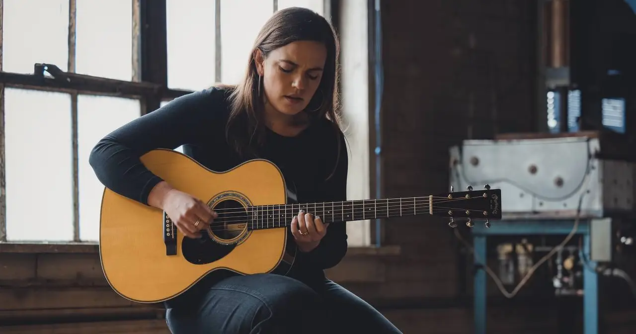 Scopri i modelli di chitarre acustiche della serie Custom Signature Edition di Martin & Co.