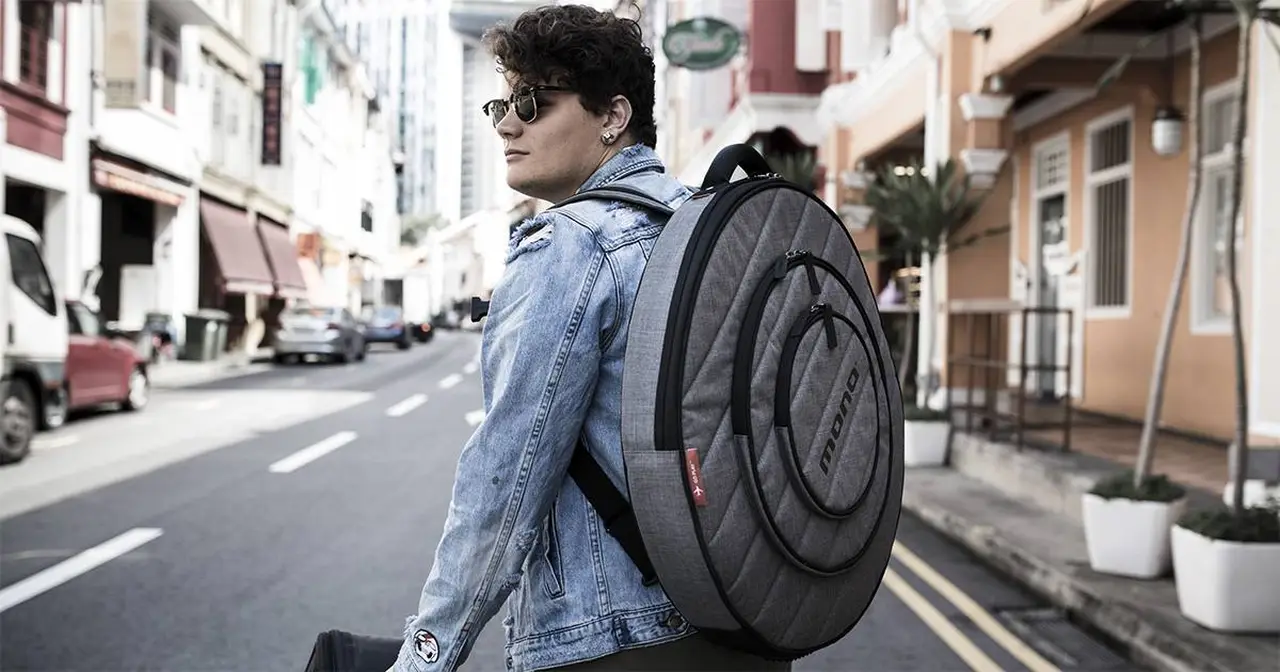 MONO offre una serie di custodie per piatti, da 22 e da 24 pollici, per rullante, per pedale singolo o doppio e per bacchette.