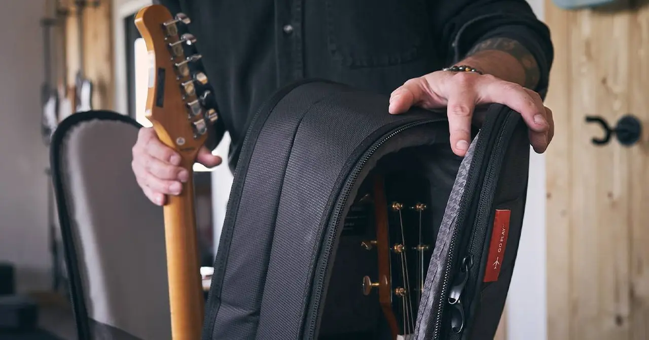 MONO realizza custodie per chitarra elettrica, acustica e classica di diverse dimensioni: dalle elettriche standard o semi-holllow, acustiche dreadnought, OM o Parlor, fino a custodie doppie.