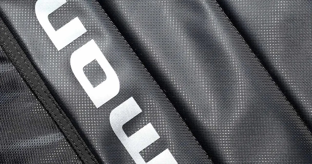 Lo Sharkskin di MONO protegge lo strumento dagli agenti atmosferici senza sacrificare il design e l'eleganza.