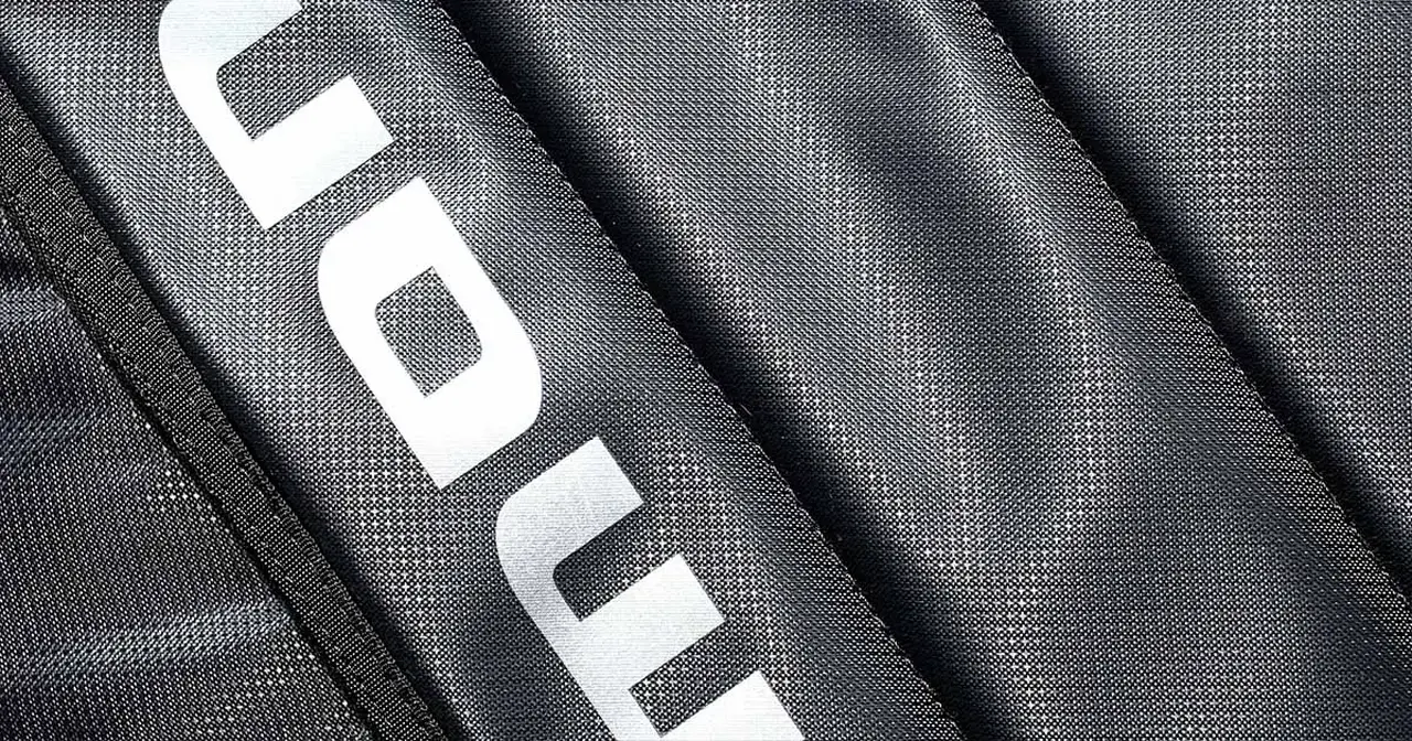 Lo Sharkskin di MONO protegge lo strumento dagli agenti atmosferici senza sacrificare il design e l'eleganza.