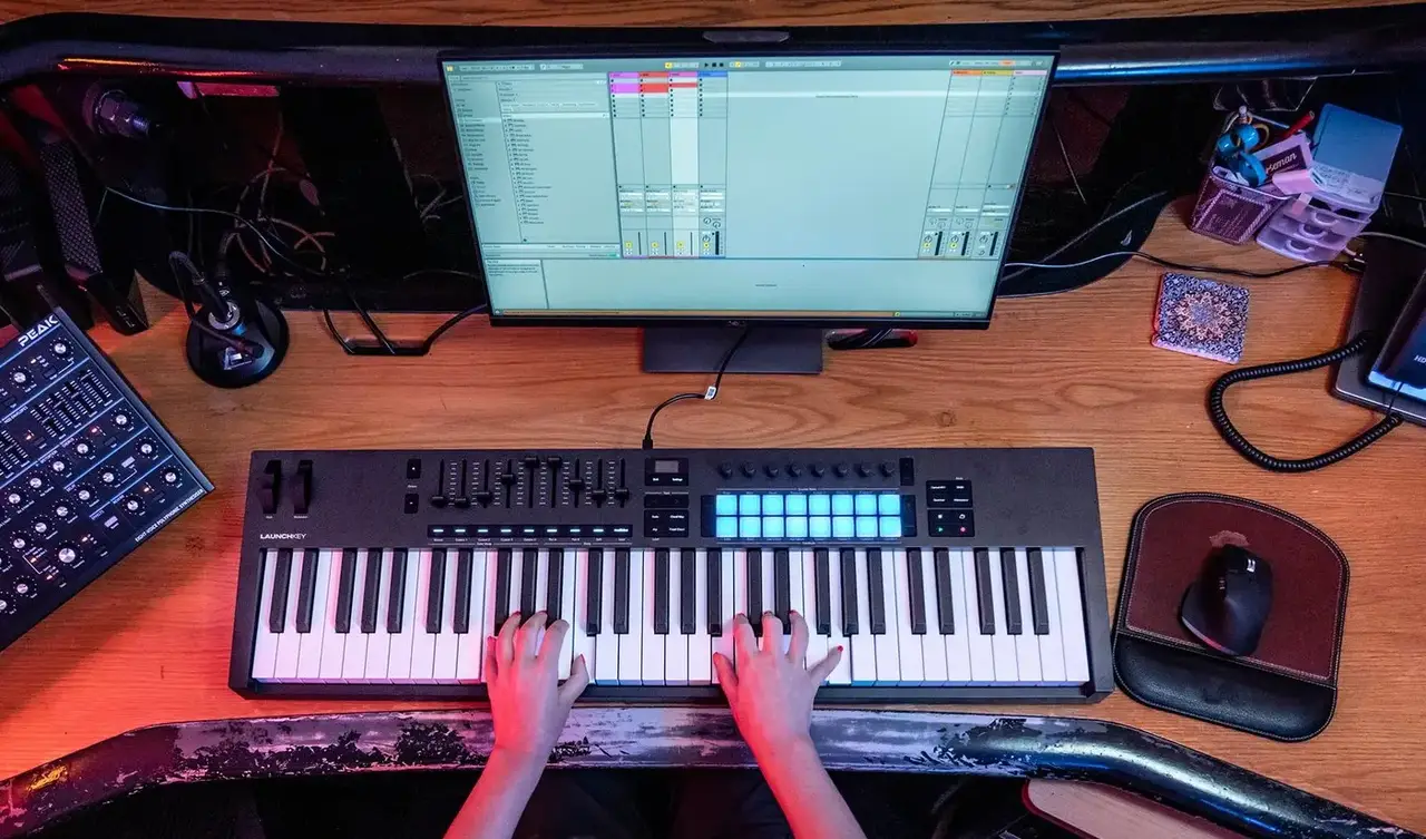 Novation LaunchKey è una serie di tastiere MIDI USB progettata per il controllo fisico pressoché totale dei principali software DAW: Ableton Live, Logic Pro, etc.