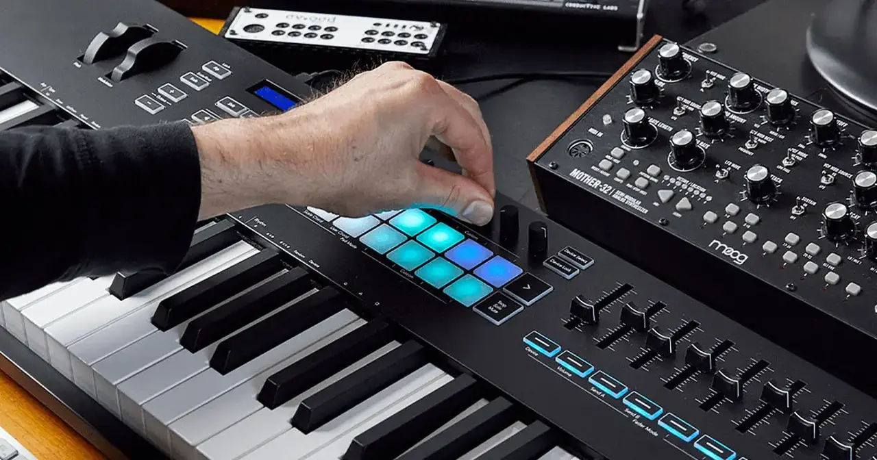 Novation LaunchKey è una serie di tastiere MIDI USB progettata per il controllo fisico pressoché totale dei principali software DAW: Ableton Live, Logic Pro, etc.