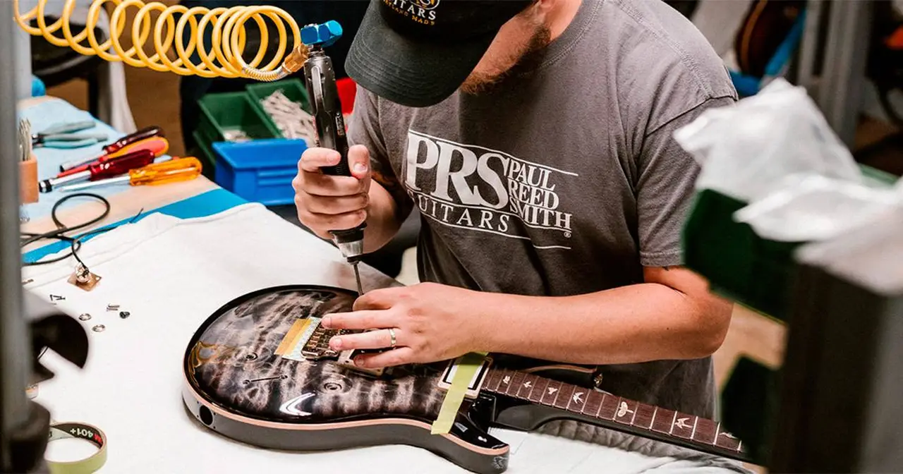 All'interno della fabbrica PRS nel Maryland, i migliori liutai di PRS realizzano con cura artigianale gli strumenti made in US. La serie SE viene realizzata nelle fabbriche di proprietà asiatiche che hanno raggiunto elevati elementi qualitativi