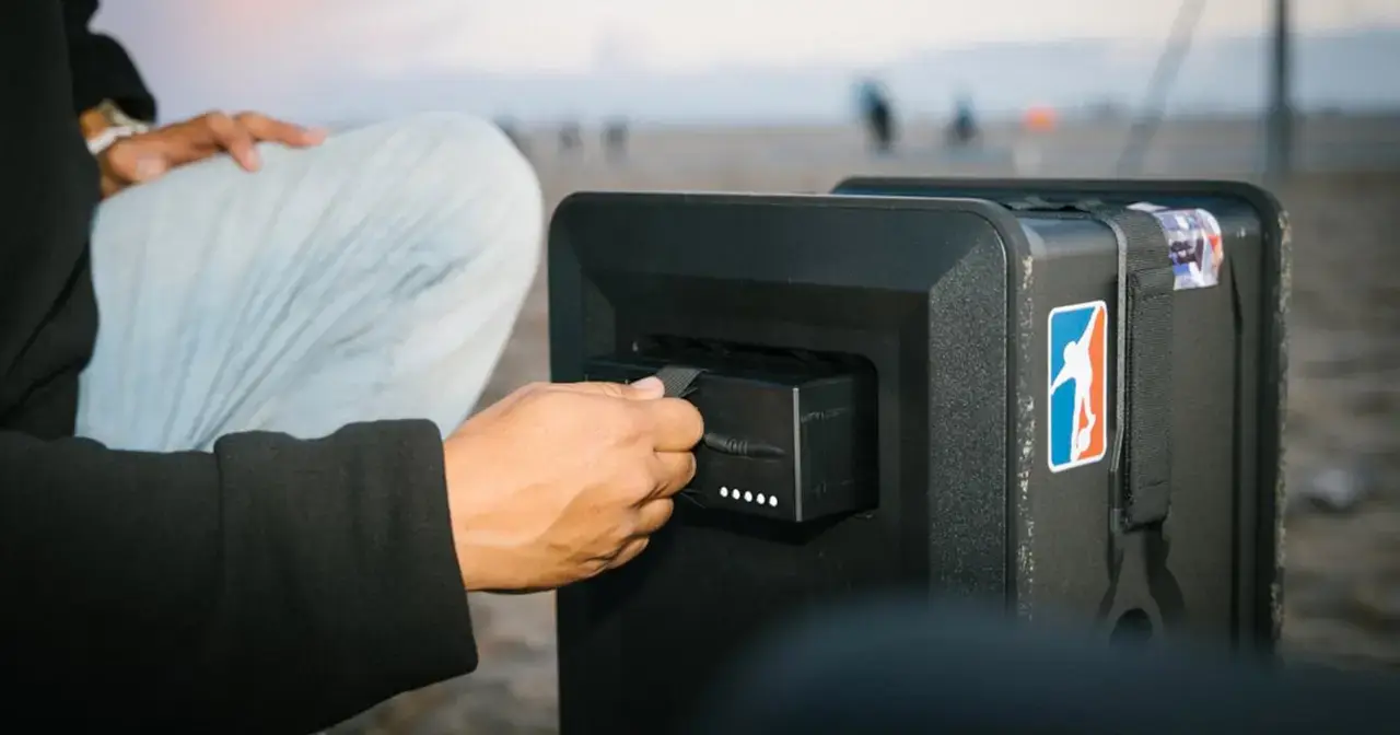 SOUNDBOKS GO: sistema audio portatile a batteria (fino a 40h, 10h al max volume), 1 woofer 10", 1 tweeter 1", 2x72W classe D, max 121dB SPL, risposta 40Hz–20kHz. Connessioni: Bluetooth 5.0, Aux In mini-jack.