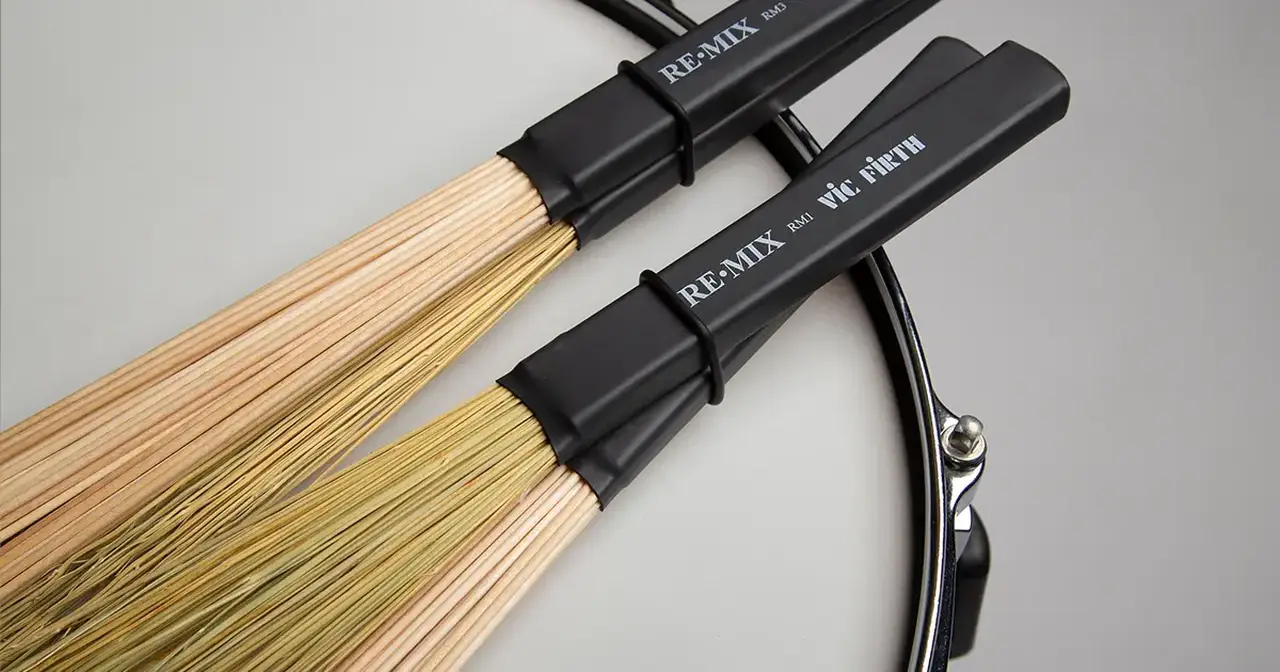 Le spazzole RE-MIX di Vic Firth, ideate da Pete Lockett, permettono a batteristi e percussionisti di esplorare timbri unici e combinazioni sonore, anche mischiando modelli diversi, per creare sonorità originali e versatili.