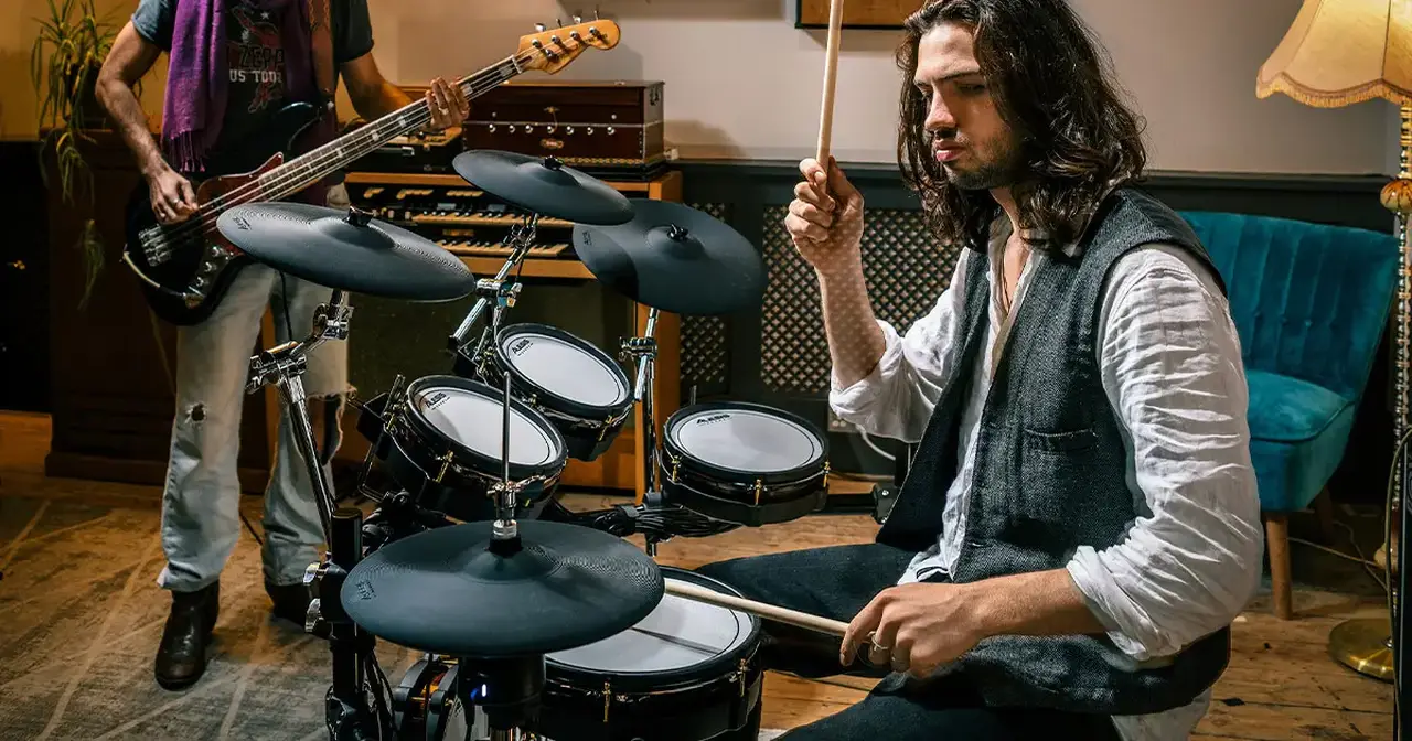 Le Smart Lag, grazie al Sistema HyVibe, ampliano le possibilità di una tradizionale chitarra acustica.