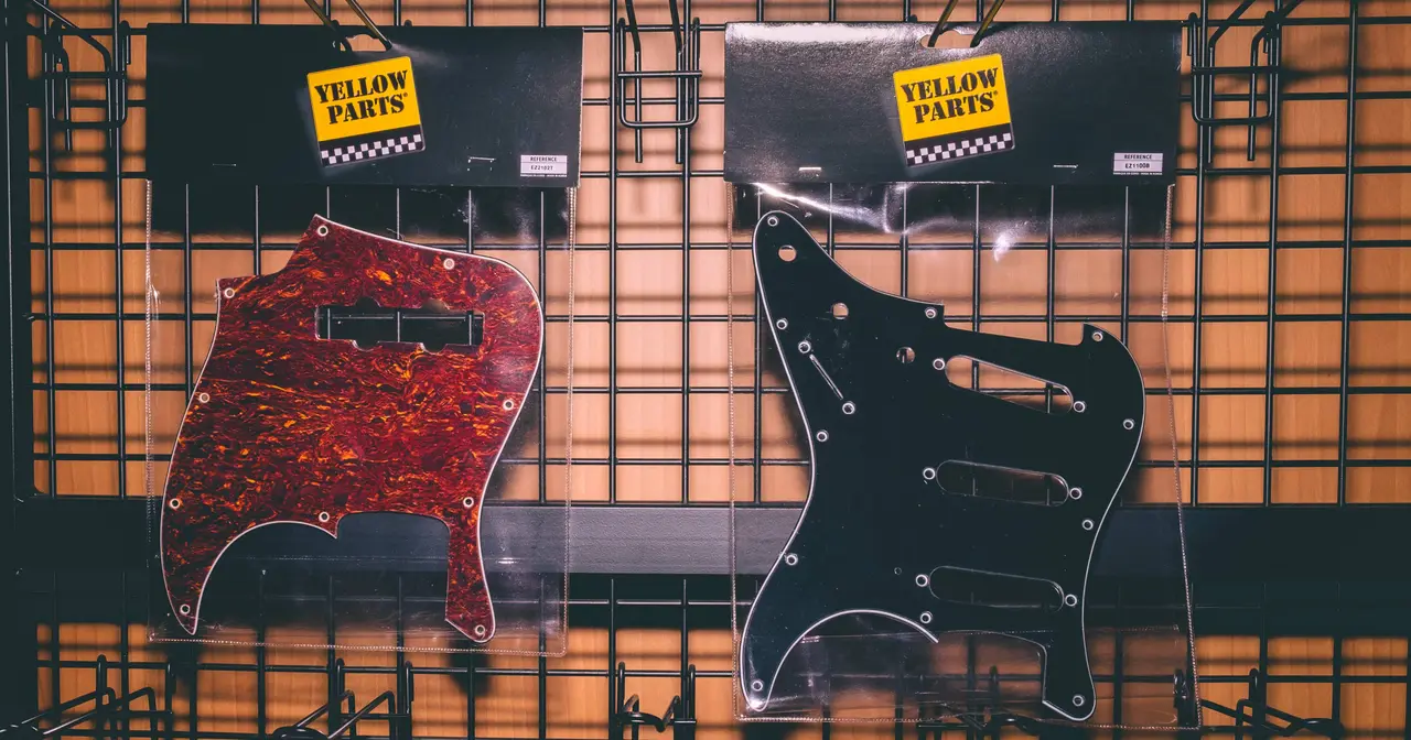 Il catalogo Yellow Parts offre una serie di battipenna per chitarra elettrica e acustica, nonché backplates e cover