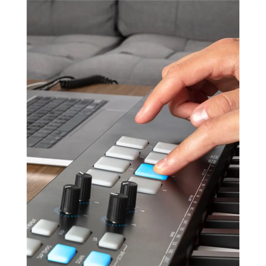 10-alesis-v61-mkii-1070007712_6