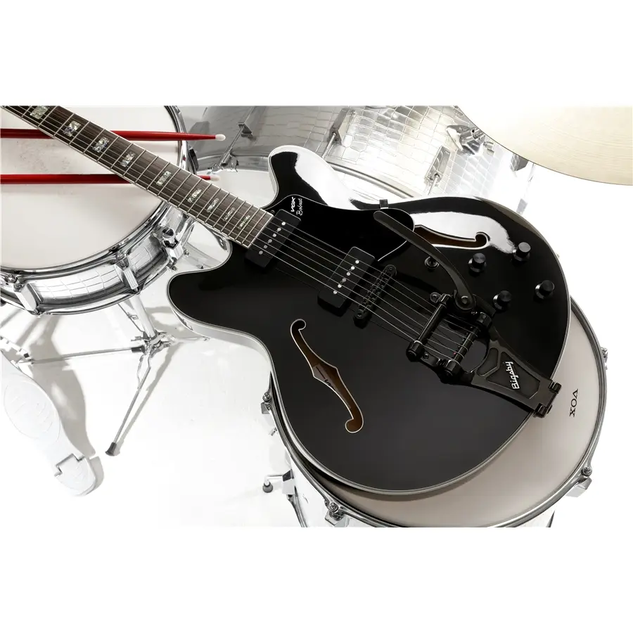 56-vox-bobcat-v90b-bigsby-jet-black-c1030152018_3