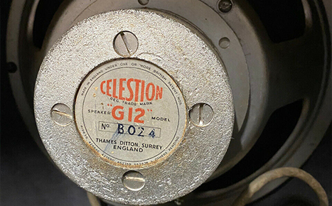 Un B024, altoparlante alnico da 8Ω caricato in un Vox AC15 pre-1960