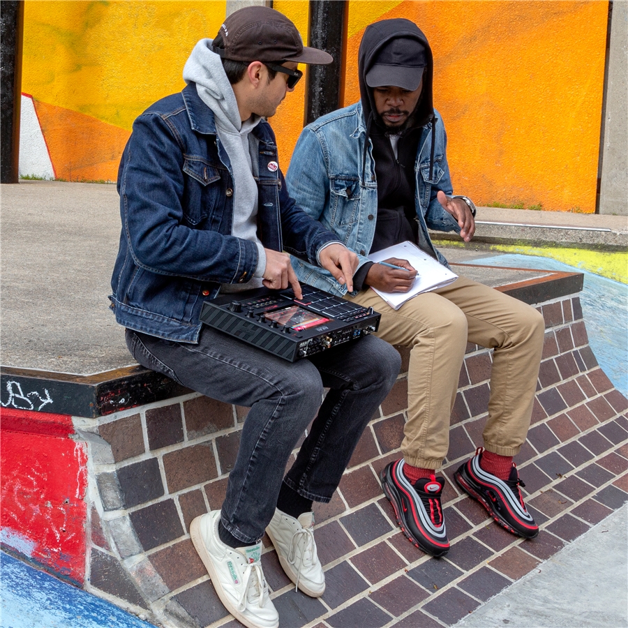 8-akai-professional-mpc-live-ii-6020005085_9