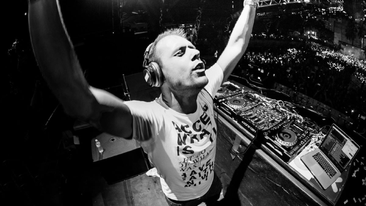 ARMIN VAN BUUREN ha scelto il mixer per DJ Allen & Heath XONE:DB4
