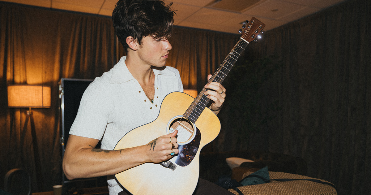 Martin & Co. 000Jr-10E Shawn Mendes